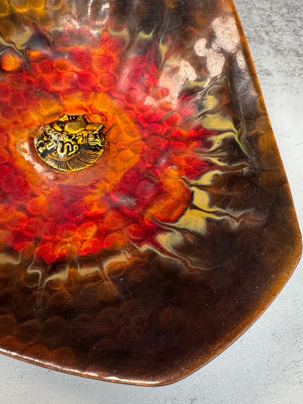 Vintage hammered copper and enamel triangular bowl - Picture 9 of 11